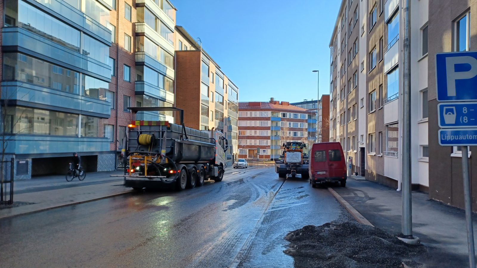 Kaupunki vähentää kevätpölyä tehokkaalla katupuhdistuksella